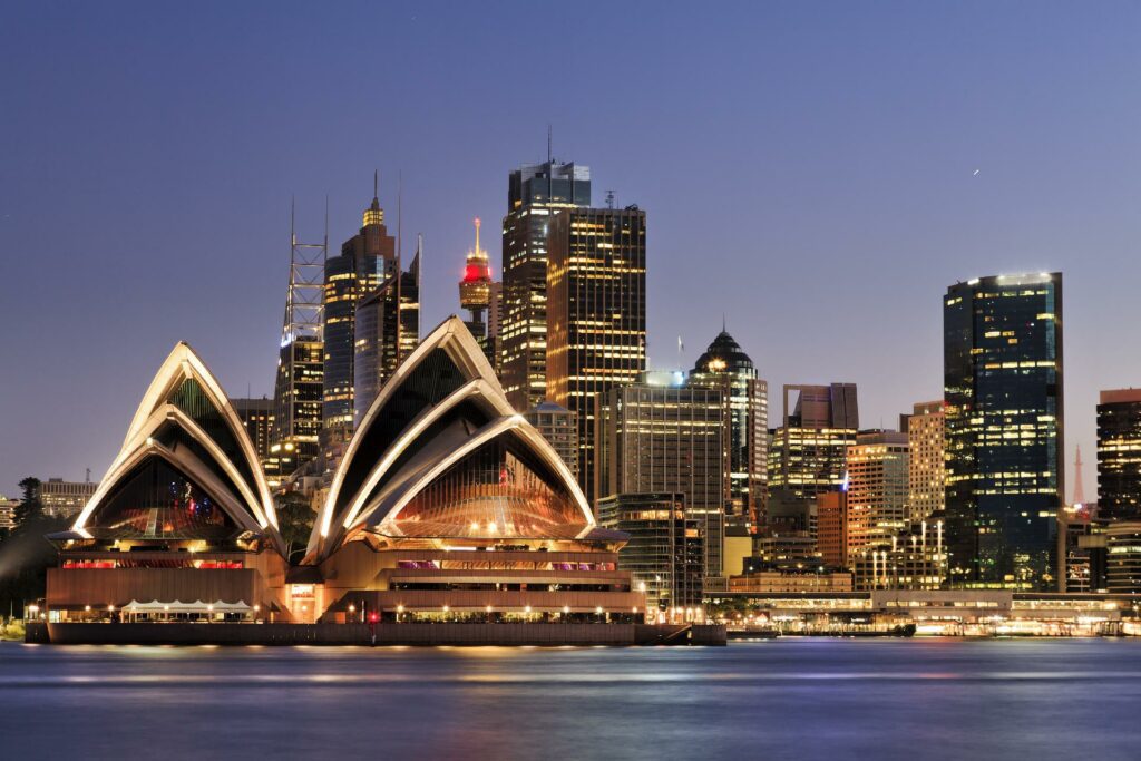 ciudad de sydney iluminada por la noche con RC VIAJES