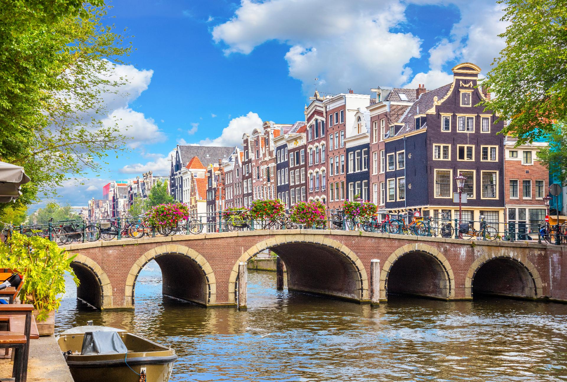UN RIO EN EL CENRO DE AMSTERDAM CON CASAS ANTIGUAS CON RC VIAJES