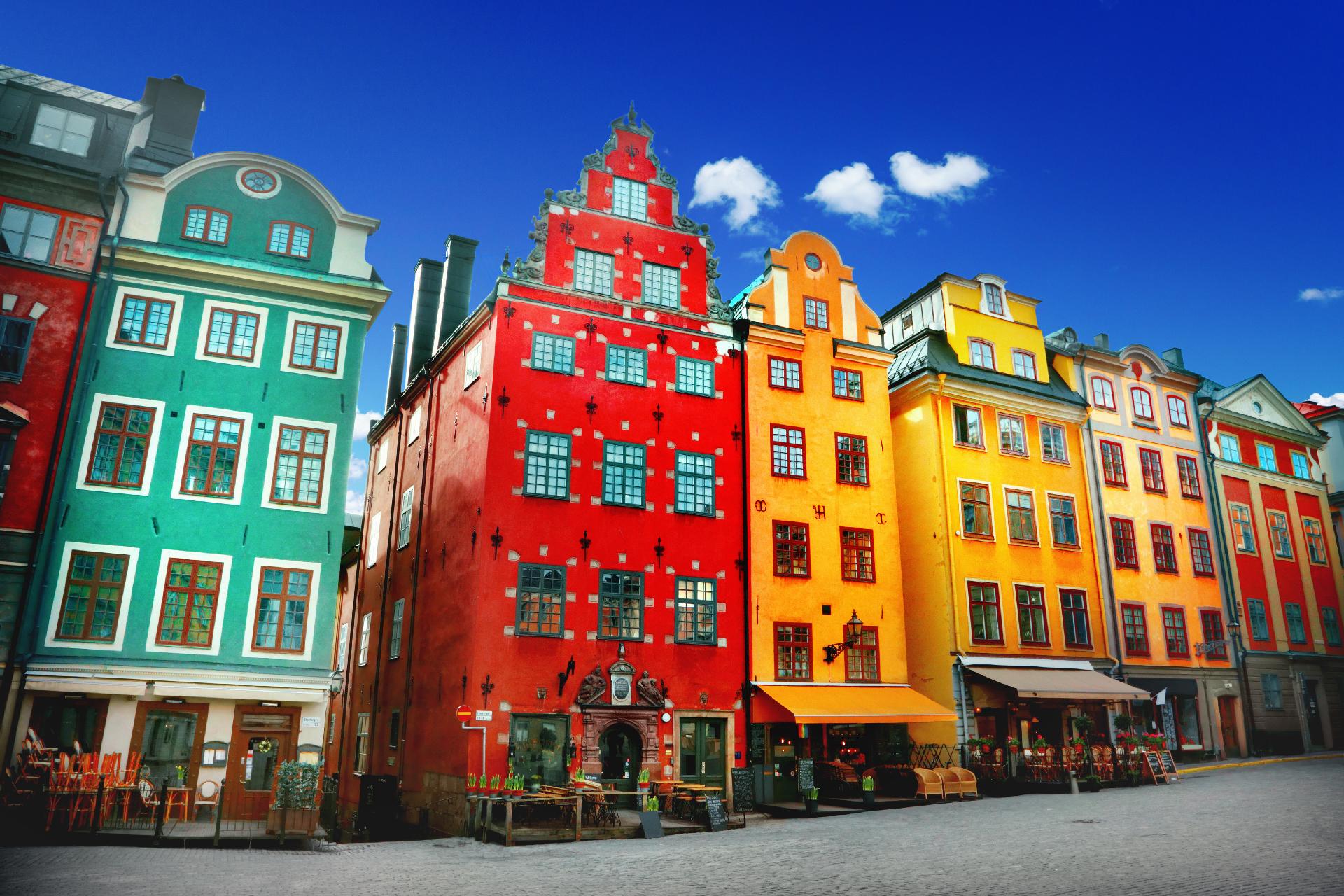 Casas de colores dia soleado en suecia con RC VIAJES