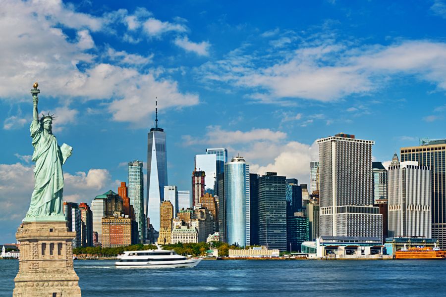 Edificios en la costa y la estatua de la libertad en un viaje a Nueva York con RC Viajes