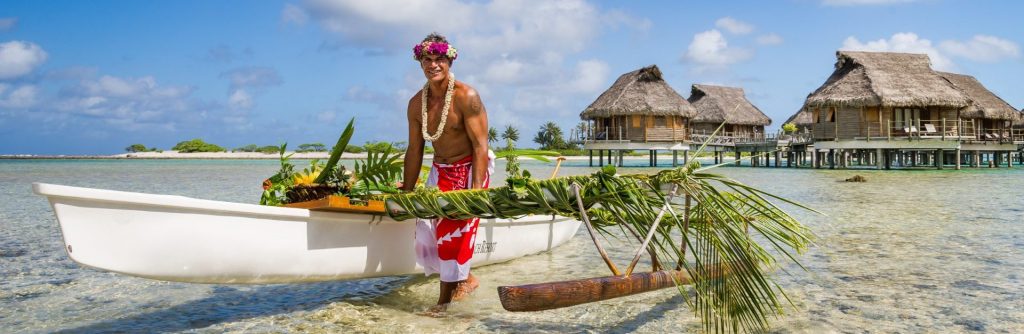Una lancha en una playa paradisiaca durante un viaje a la polinesia francesa con RC Viajes