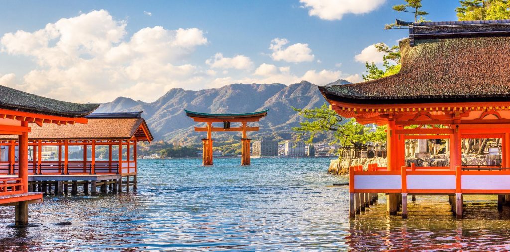 Impresionantes vistas desde el lago a antiguos templos en un viaje a Japón con RC Viajes.